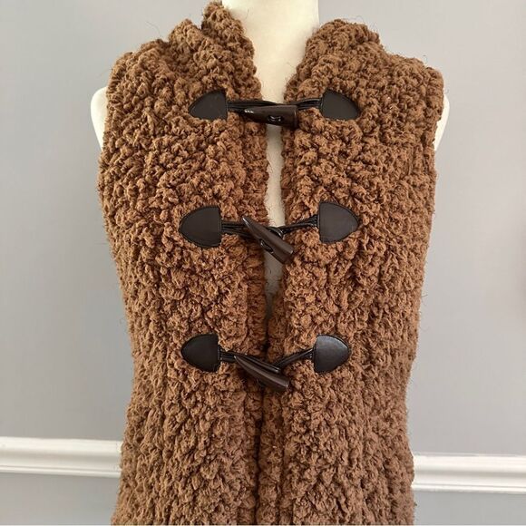 Go Coco Womens Toggle Button Vegan Fur Vest Brown Sherpa Top  size M NWT - Picture 2 of 8
